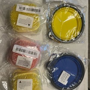 Dog’s folding bowls and bathing brushes. A set of 3 bowls and  2 brushes.